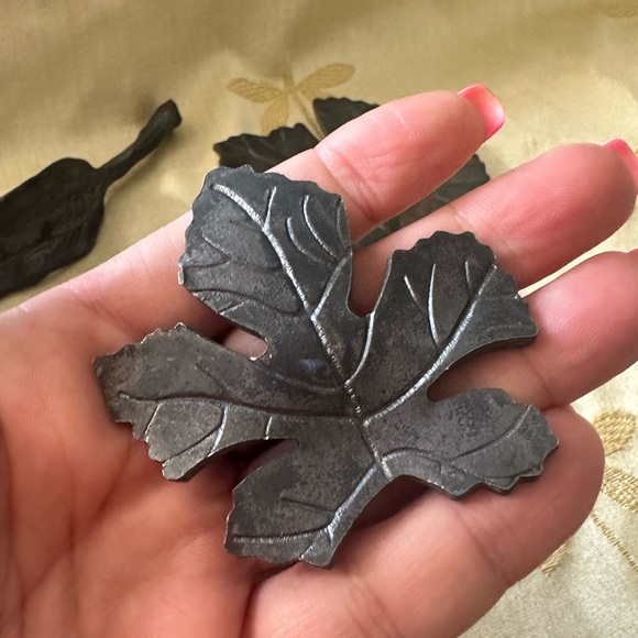 Set of 4 Hand Forged Primitive Farmhouse Rustic Iron Metal Leaves for Decor. - Picture 9 of 12